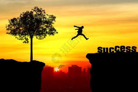 一个人跳过悬崖到成功的人休光片假期山乐趣图片