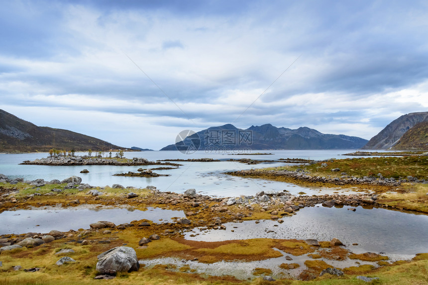 北欧的蓝色天空美丽海滩风景挪威罗福登有选择地聚焦假期溅图片