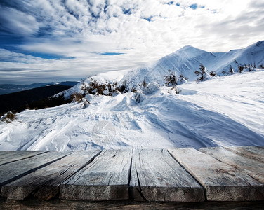 冬季雪山风光背景图片