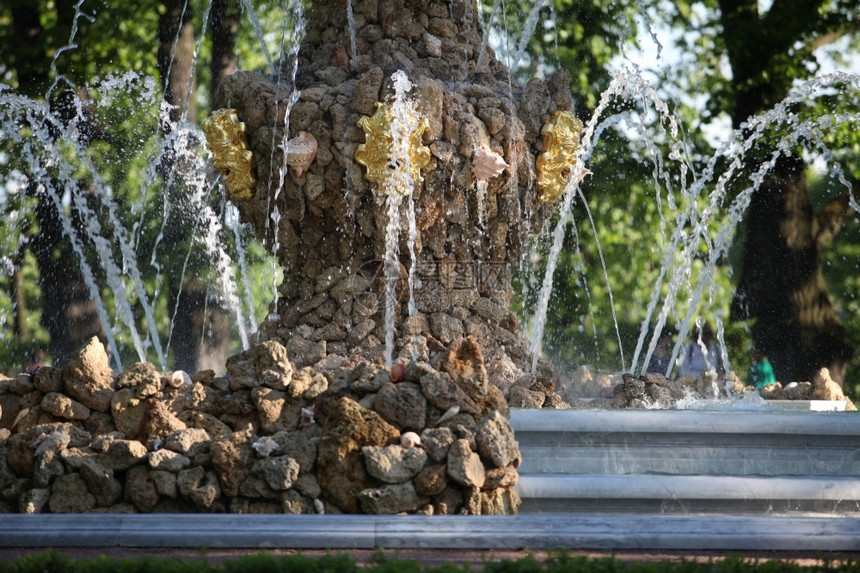 喷泉圣彼得堡夏季花园喷泉碎裂的片中弹出园景松弛艺术图片