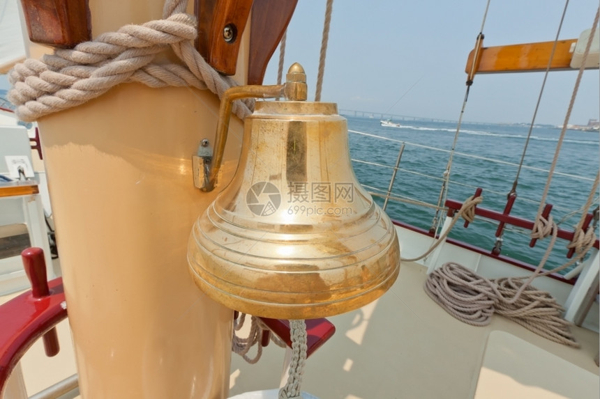 桅杆奢华私人帆船游艇上的Bras铃声海浪图片