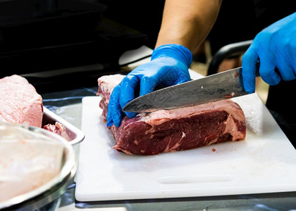 吃厨师用木板刀切生肉厨师屠夫一种图片