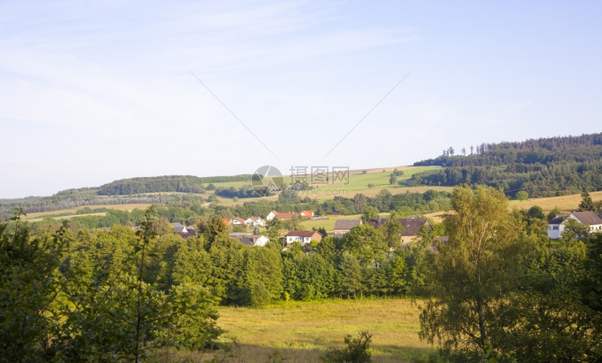 德国绿色山丘有小村庄Hambachtal埃菲尔明亮的场地图片