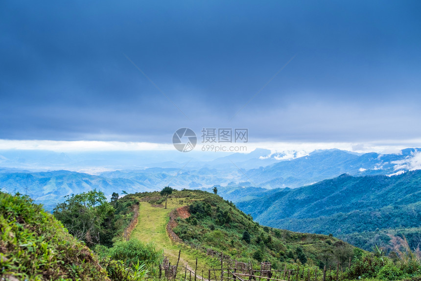 景观从冯维昂到梁普拉邦的路上山有天空景象岩石风图片