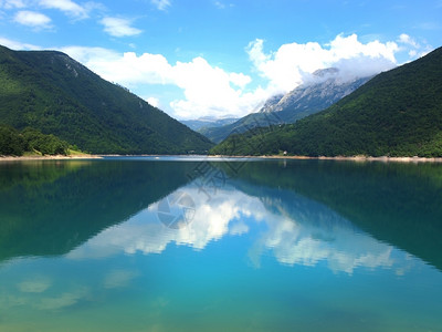 田中央高蓝山湖的美丽景色云图片