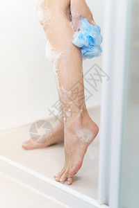 妇女用浴海绵洗脚裸发水新鲜的高清图片