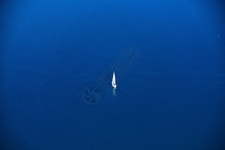科学家沿海深蓝水上的孤独手景观图片