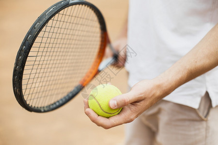男子手持网球拍击锻炼处理玩图片