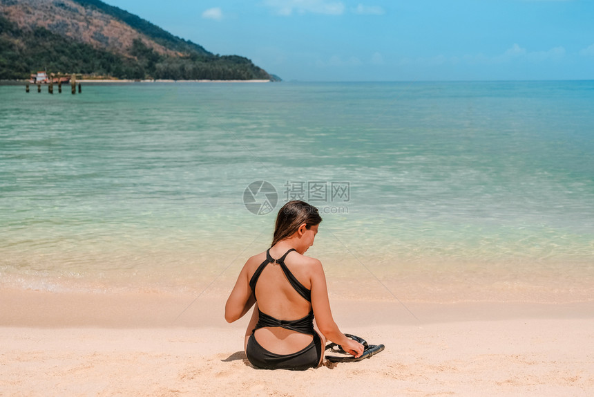 书天堂假期夏季亚洲女在斯诺克尔之前在沙滩上放松图片