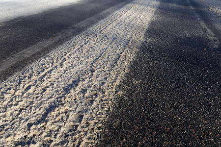 车道天冬季雪覆盖的积道路近距离照片拍摄在雪下的道路风景图片