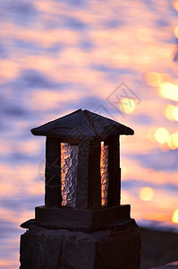 阿拉丁奇迹油一盏石灯的剪影在海边图片