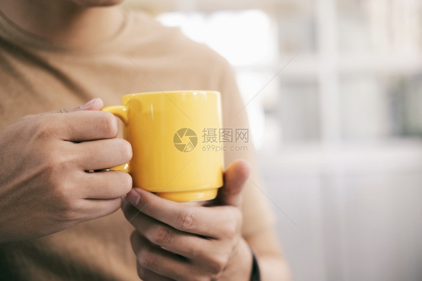 正面温馨的近亲手握着一杯咖啡家图片