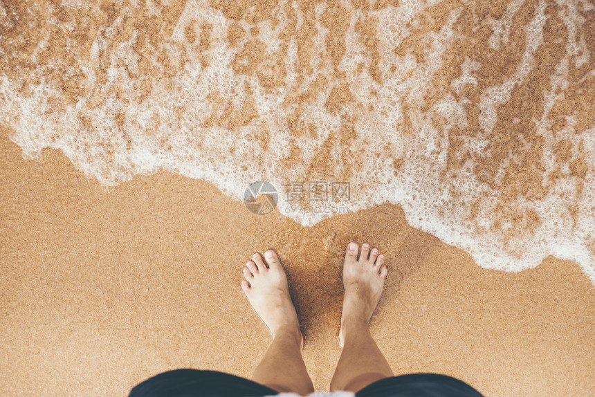 欢呼妇女站在沙滩上夏季概念自由奢华图片