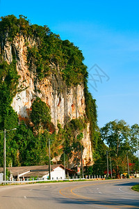 旅行泰国Krabi山丛林中的沥青路与泰国Krabi山相连土地干燥图片