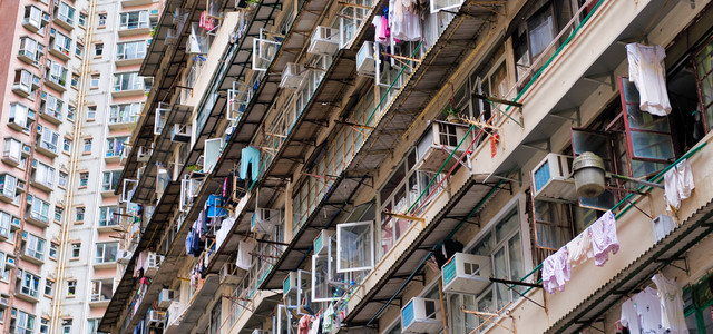 建造抽象的风景香港Quarry湾拥挤的住宅塔香港过分拥挤的狭窄公寓房高住密度的风光低角观视区宽湾QuarryBay香港背景图片