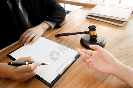 木制的与保险律师和客户协商与保险律师和客户的协商专业平衡图片