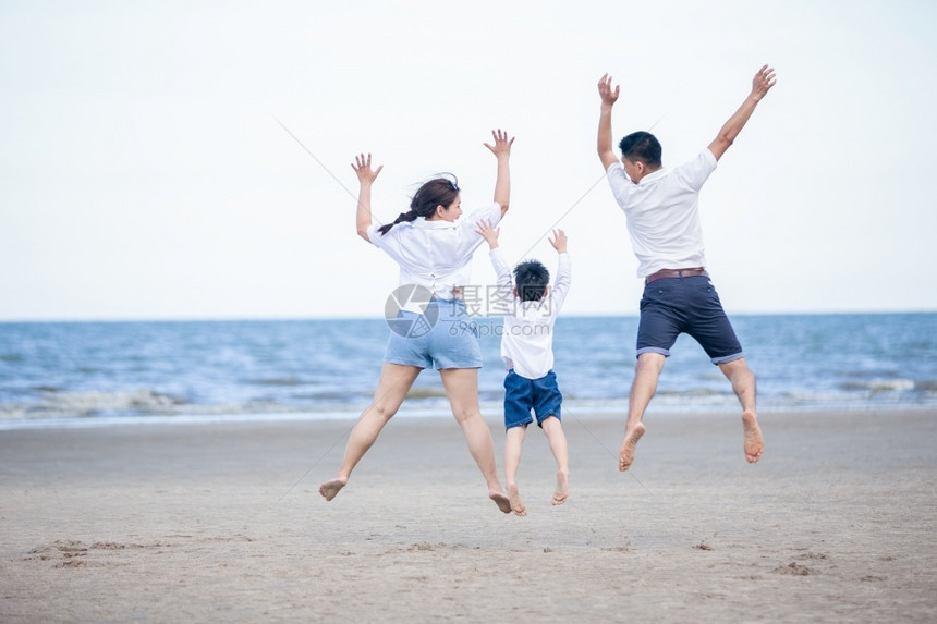 活跃的父母和户外活动暑假和节日与孩子们一起参加户外活动快乐的家庭和儿子在沙滩上享受日落海的欢乐漫步闲暇女儿夏天图片