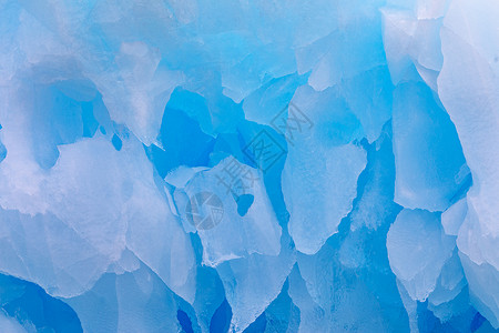 断裂细节南极附近冰川洞穴的天花板上挂着蓝色的紧闭冰晶柱子图片