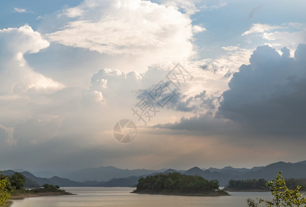 环境日出或落时以背景为的湖岸和山脉观测没有重点特别是亚洲草图片