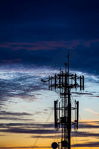 蜂窝户外日落背景的太阳月光通讯塔电线杆天空图片