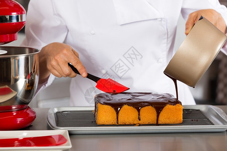 糖霜拂厨房的糕点师装饰巧克力蛋糕琵鹭图片