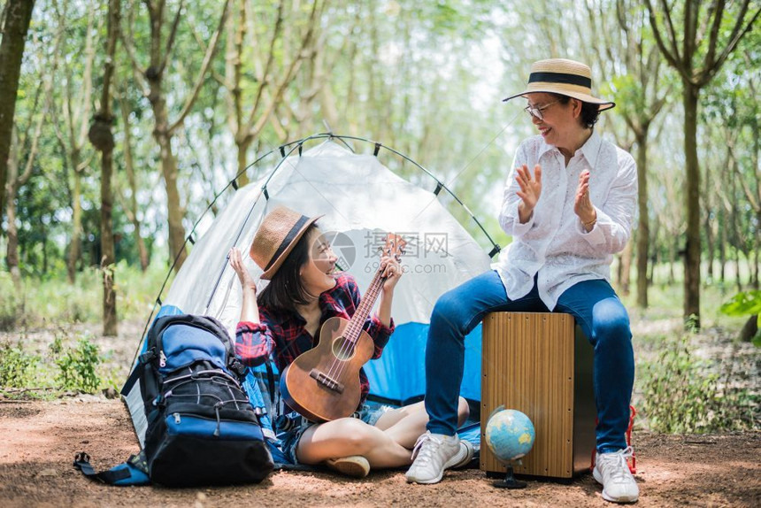 自由亚洲女孩和母亲在户外森林玩音乐的人与生活方式概念自然与旅行主题亚洲女孩和母亲在户外森林玩音乐陈年父母图片