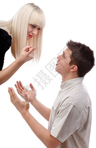 谁祈祷年轻女子与男友争吵朋求怜悯宣言图片