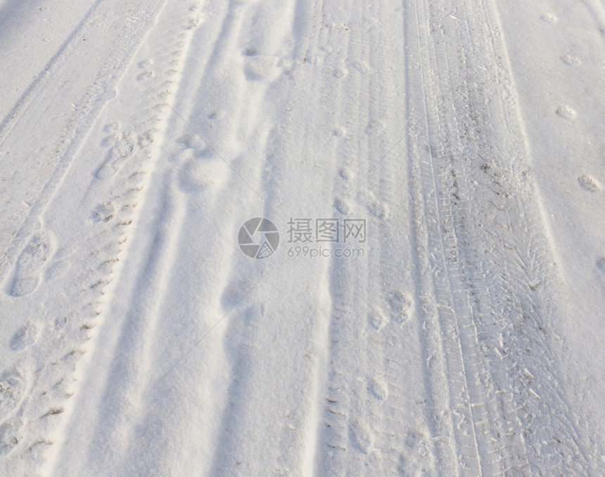 车轮在积雪路上的标记拍摄了车轮的近距痕迹覆盖天气脚印图片