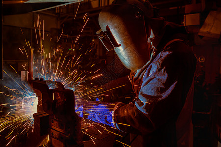 金属手行业汽车厂的工人正在焊接汽车部件闭合装置的焊接组图片