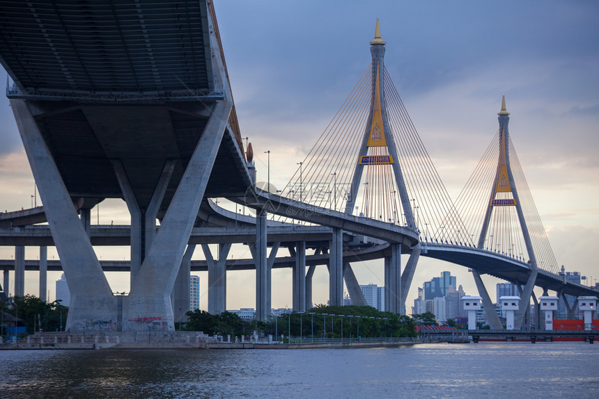 建造披耶曼谷在泰国的暮光桥这座跨越了ChaoPhraya河两次图片