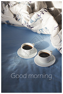 新鲜的杯子两咖啡在床上写早安两杯咖啡在床上写早安复杂的图片