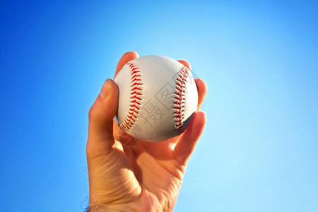 场地保持手握棒球与蓝光天相对立在蓝光天上经过图片