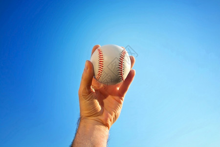 天空手握棒球与蓝光天相对立在蓝光天上玩竞赛图片