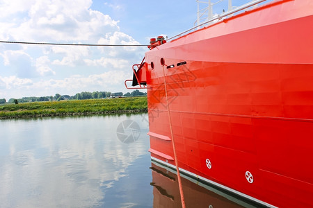 船头边缘防波堤新红船在港口的弓图片