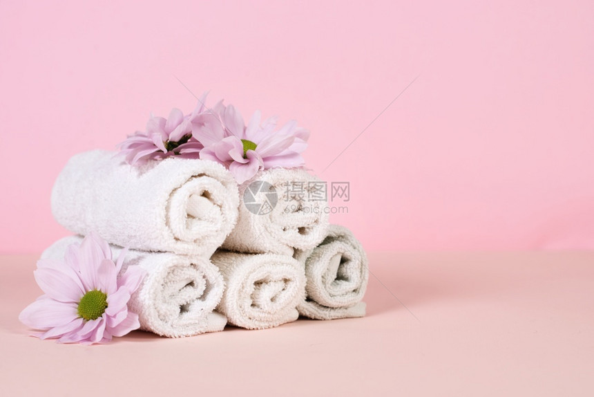 作品皮肤肥皂一套带花的毛巾用于粉红背景的斯帕治疗图片