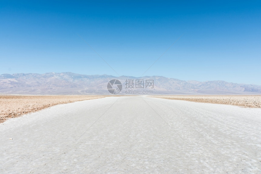 冬季雪地风光图片