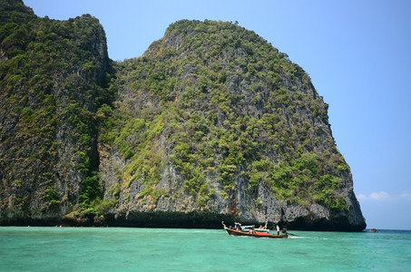 在美丽的海玛雅湾普吉岛泰国的小船夏天岩石礁图片