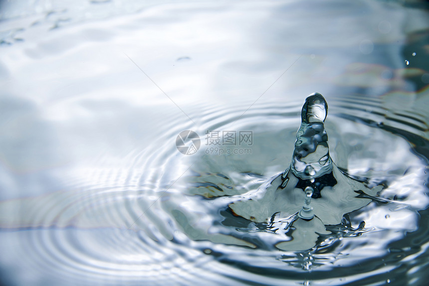 气泡液体水中滴产生不同的喷洒活图片