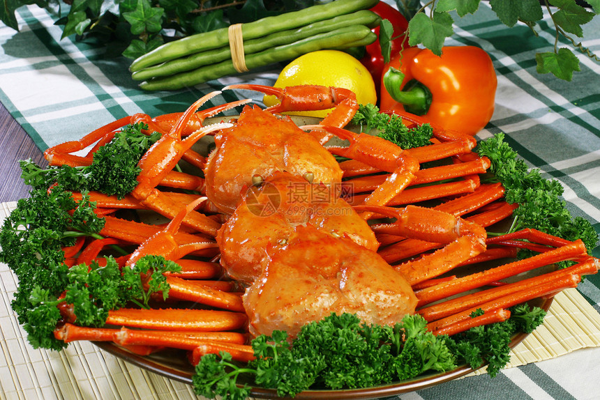 烤混合的海鲜加配方三只蟹用药草装饰最佳场地煮熟的图片