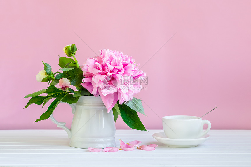 一杯茶和花瓶里的小松饼一杯茶和小松饼咖啡桌子食物图片