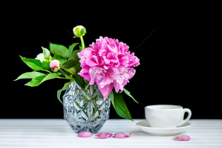 一杯茶和花瓶里的小松饼一杯茶和小松饼美丽花朵丰富多彩的图片