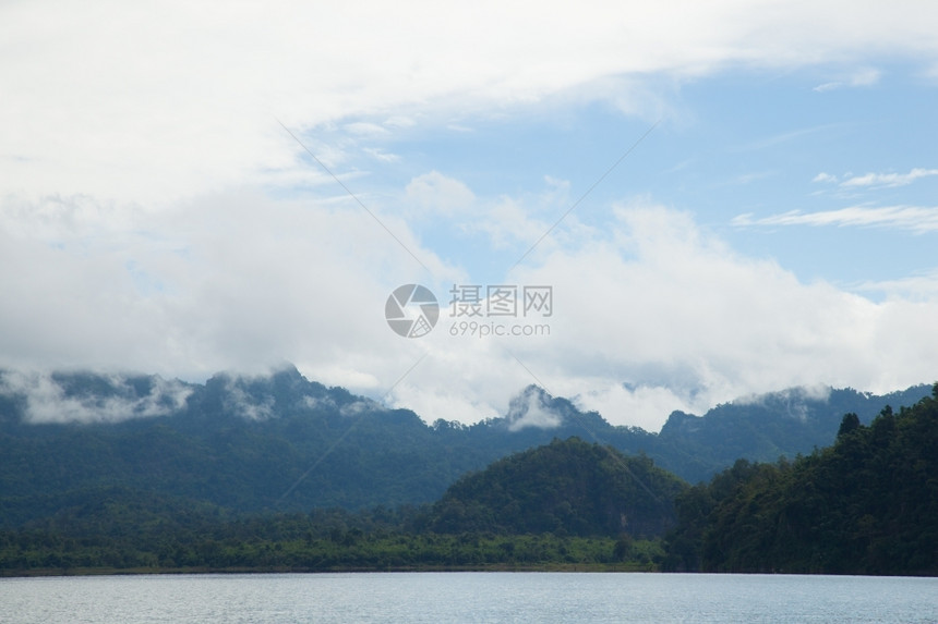 薄雾蓝色的天山河清晨自然风景雾笼罩着山草图片