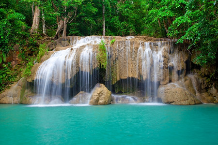 草级联运动泰国Kanchanaburi的埃拉万瀑布图片