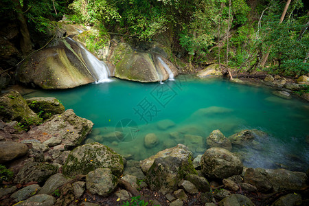 草池塘自然泰国Kanchanaburi的埃拉万瀑布图片