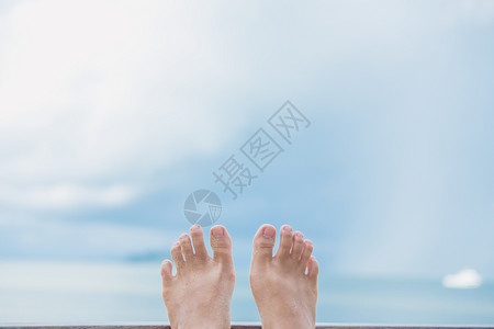天堂休息室亚洲人夏季沙滩蓝天的妇女图片
