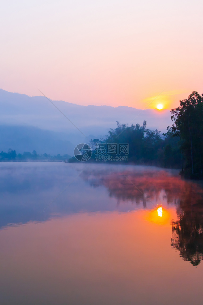 温和的抽象日出时帕康湖的风景温柔晨雾覆盖了湖和山上的背景在越南DienBienPhu的旅行目地对湖注意多雾路段图片