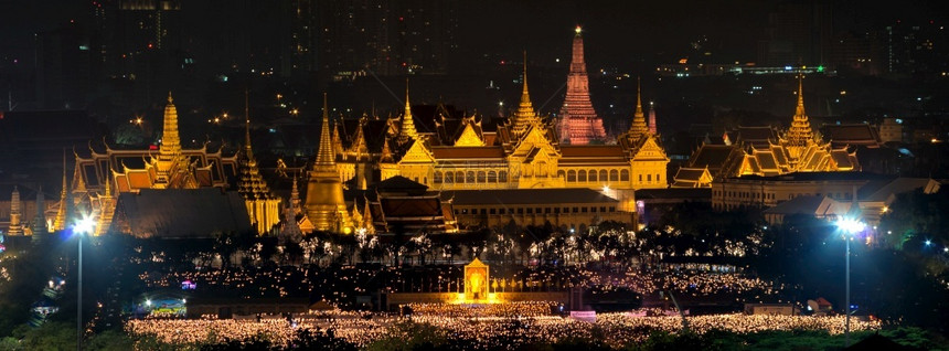 天空泰国曼谷12月5日生父亲节泰国王于2013年2日在曼谷皇宫附近的SanamLuang于日在泰国曼谷大皇宫举行商业盛大图片