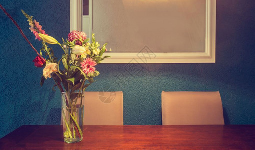 植物室内装饰花束和餐桌蓝墙纹理现代设计室内装饰蓝墙纹理家长椅图片