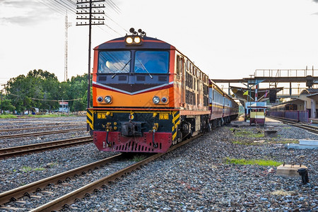 看不见旅游物流泰国的火车正在用柴油机回转技术进入该站电车图片