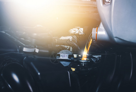 技术员查看为了将机油润滑装进汽车发动机用于辆维修图片